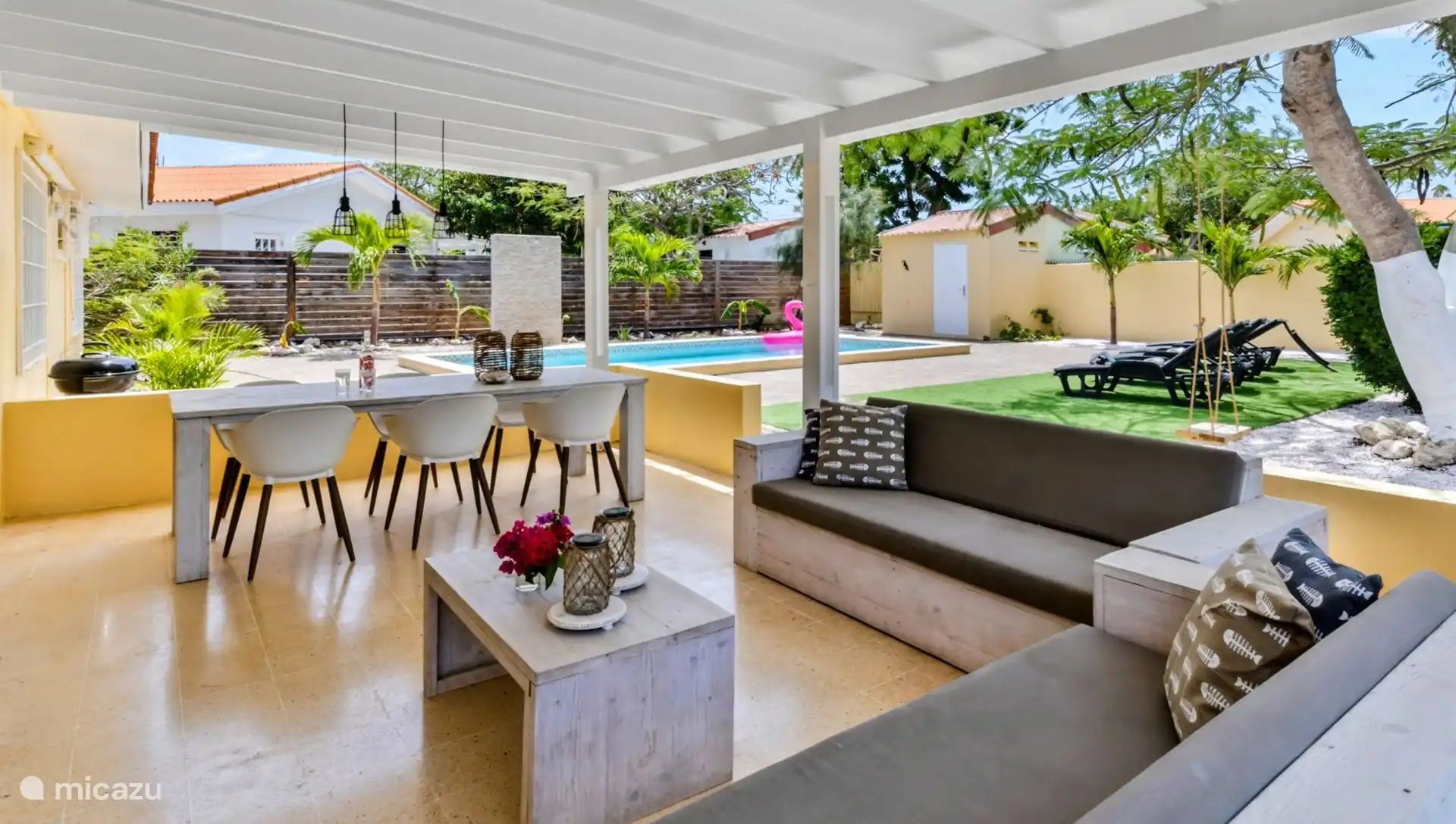 Nice covered porch (outdoor area)