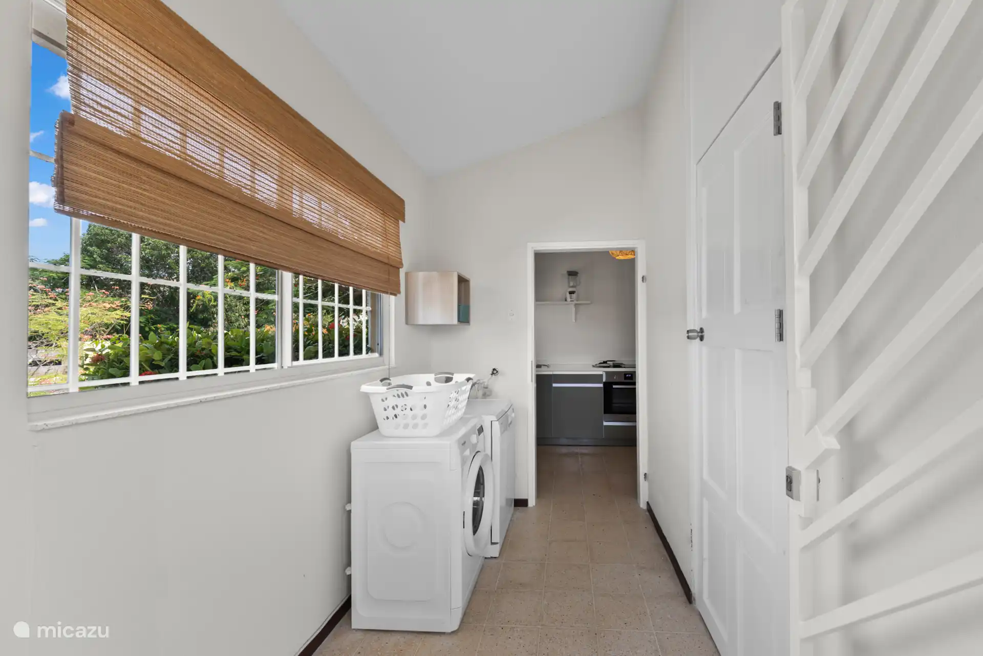 Utility room with washing machine and dishwasher