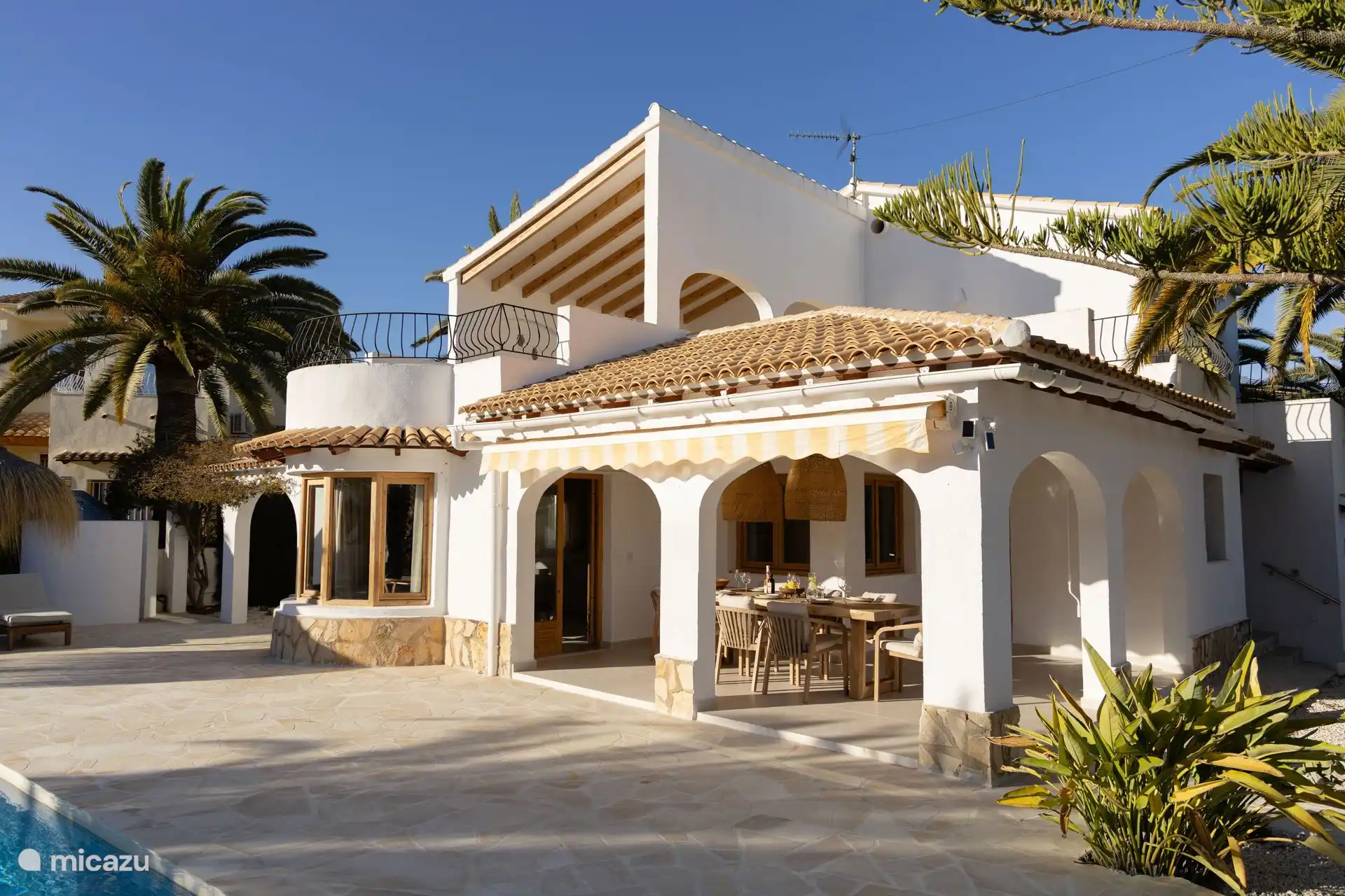 Een fijne naya met zitplek voor 8 personen.