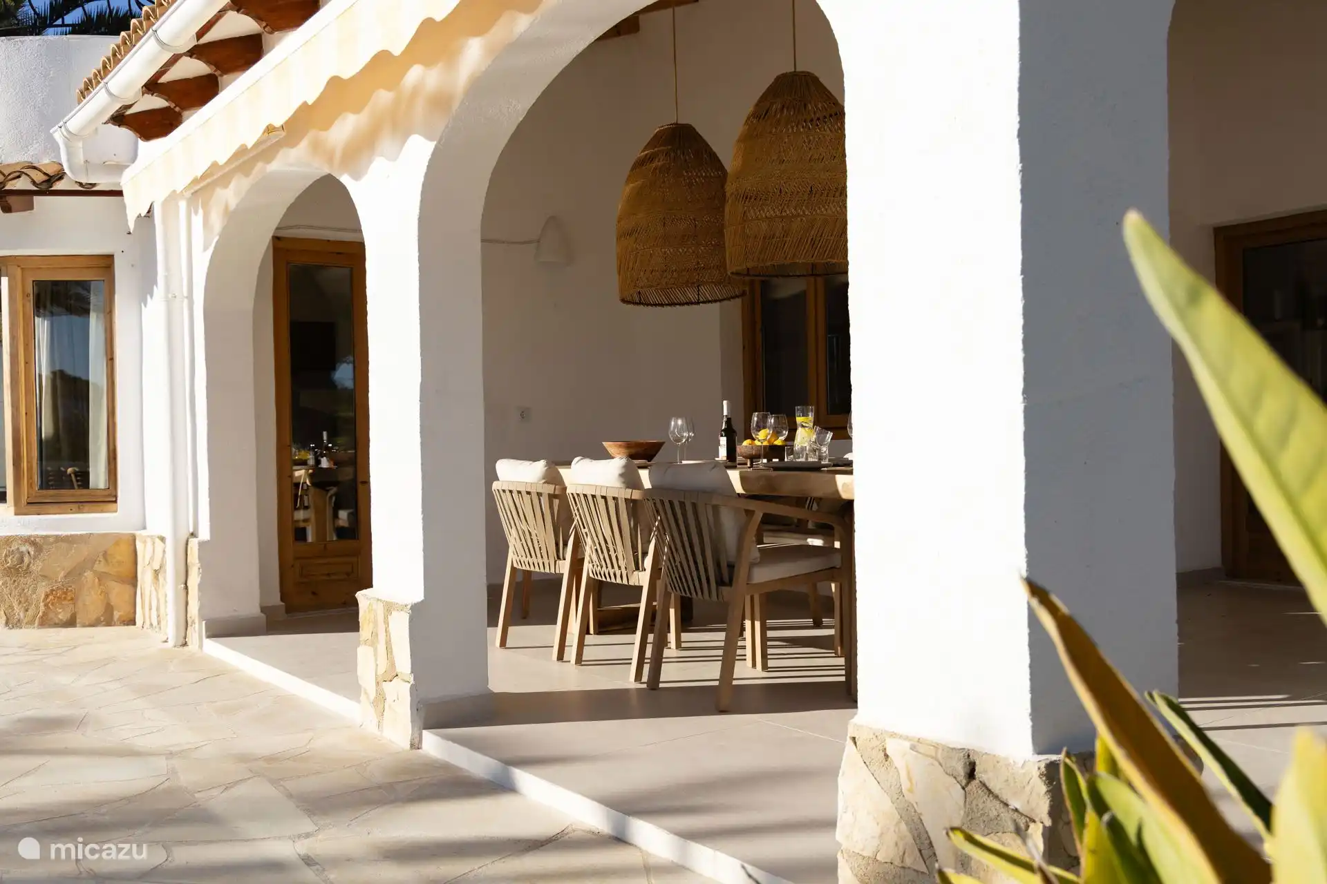 Geniet van lange zomeravonden onder de naya.