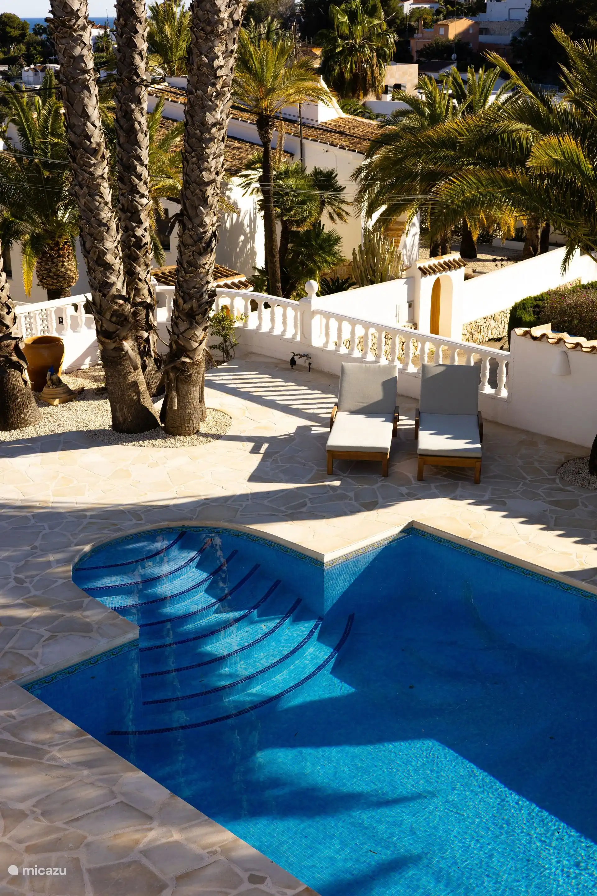 Er zijn 6 ligbedden rondom het privézwembad.