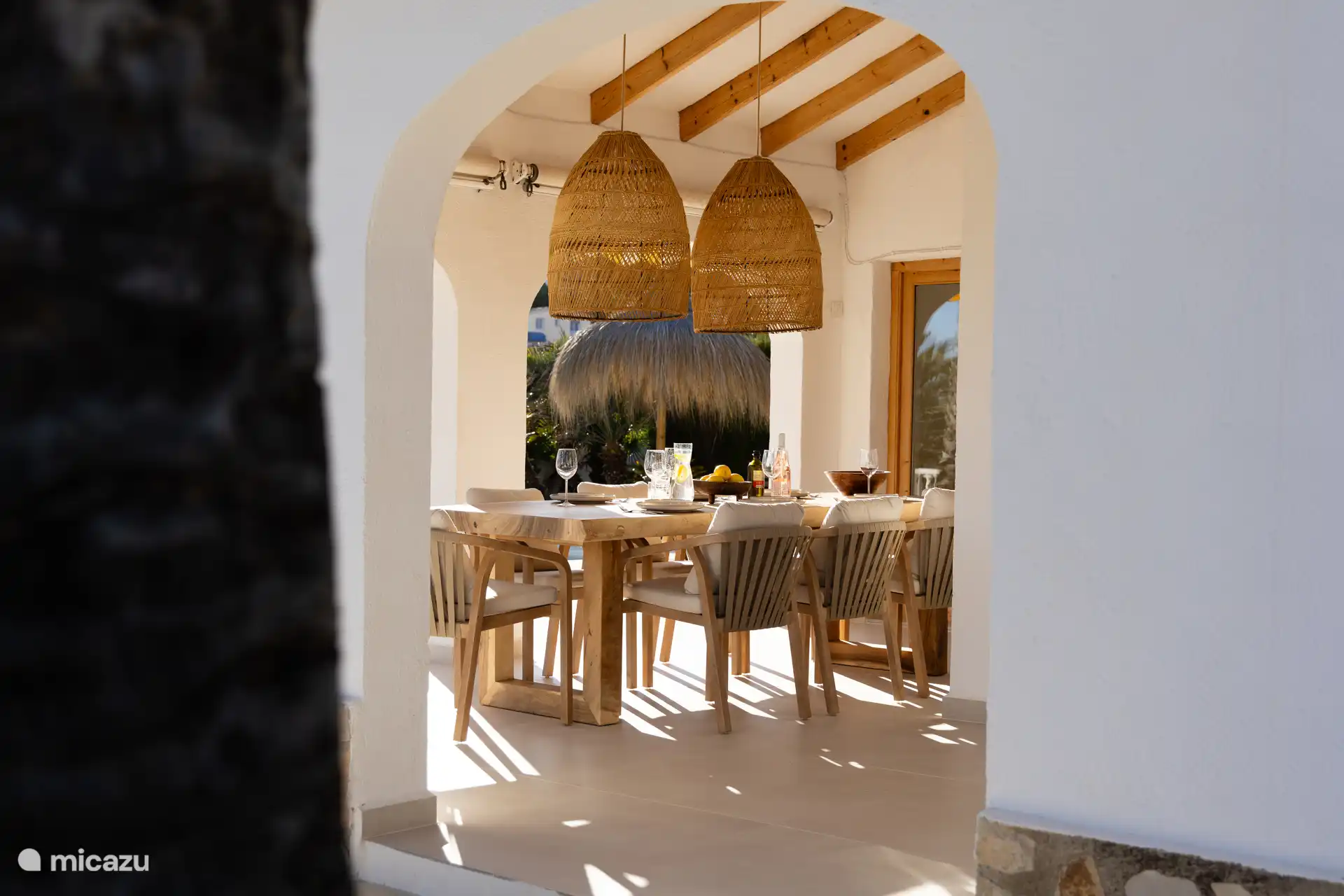 Buiten is ook alles sfeervol ingericht.