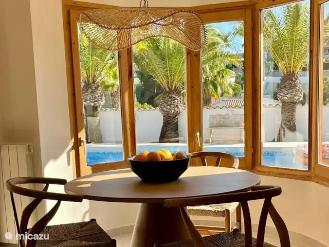 Villa Costa Palma | Espagne, Costa Blanca, Benissa - villa De grandes fenêtres apportent de la lumière extérieure et créent un sentiment de paix et d’espace.