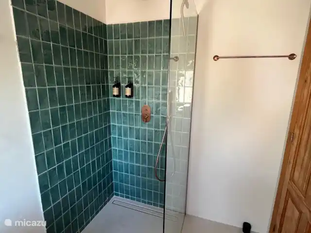 Villa Costa Palma | Espagne, Costa Blanca, Benissa - villa Les quatre salles de bains disposent d’une douche, de toilettes et d’un lavabo.