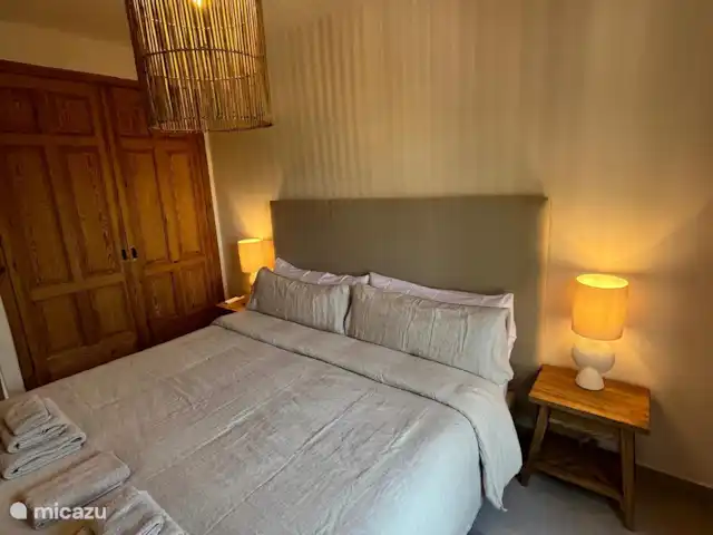 Villa Costa Palma | Espagne, Costa Blanca, Benissa - villa Au rez-de-chaussée, il y a deux chambres avec leur propre salle de bain attenante. Toutes les chambres disposent de la climatisation et de moustiquaires aux fenêtres.