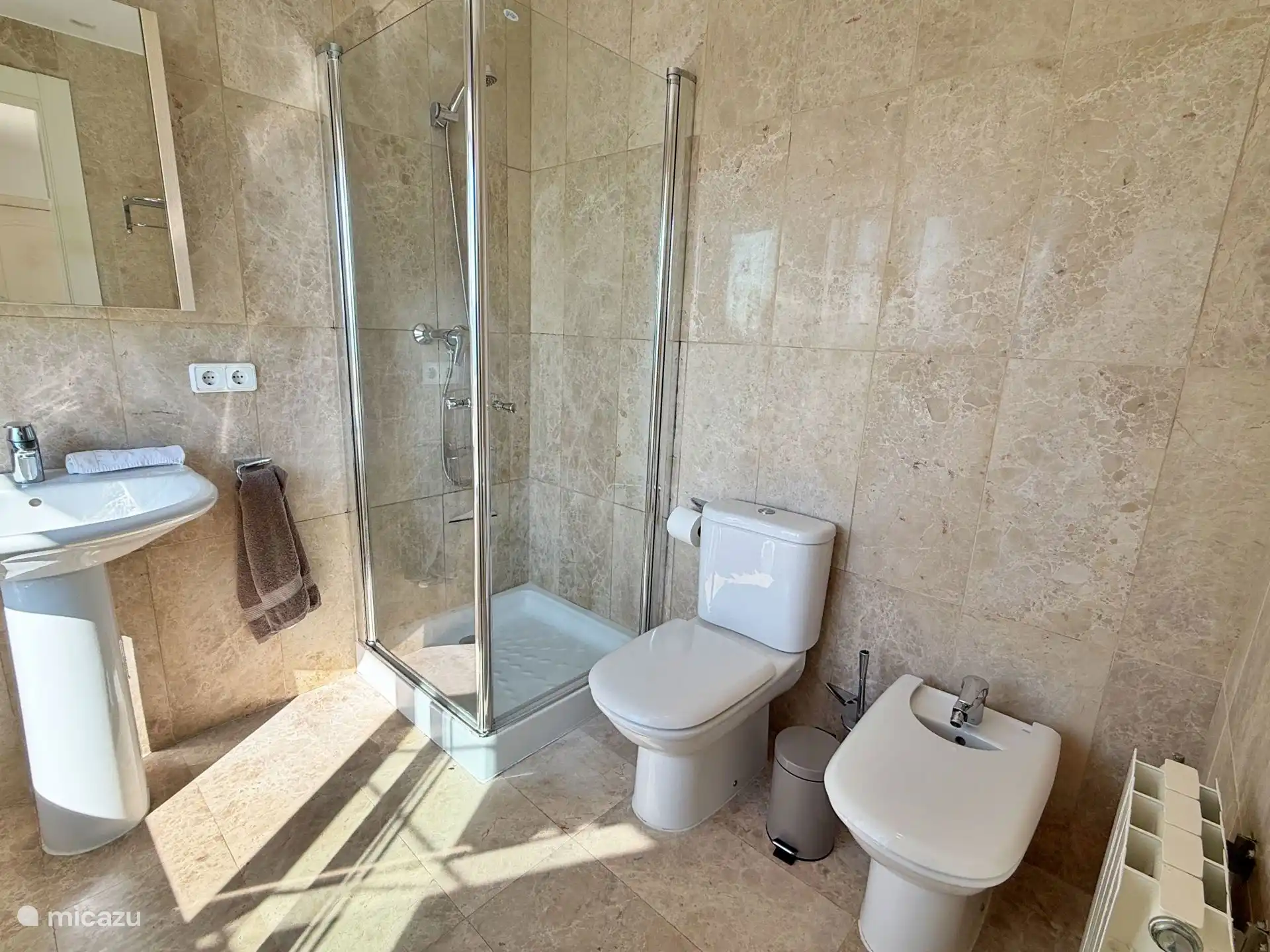 Badezimmer Schlafzimmer 1