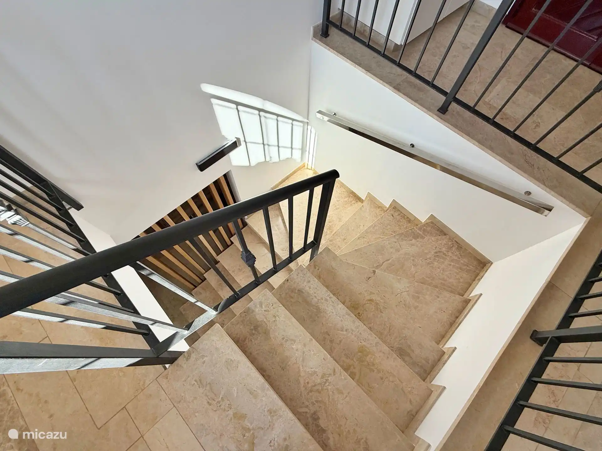 Treppe - 2 Schlafzimmer befinden sich im Obergeschoss und 1 Schlafzimmer im Erdgeschoss 