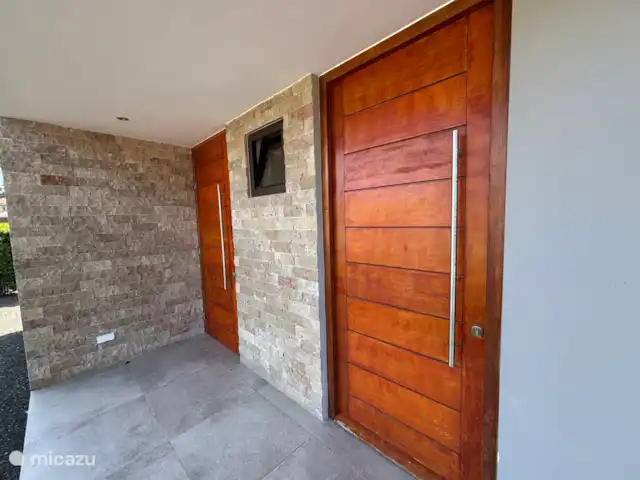 Location de Vacances Curaçao, Banda Ariba (est), Jan Sofat, villa - Villa exclusive avec piscine privée Porte d’entrée et accès direct à la salle de stockage.