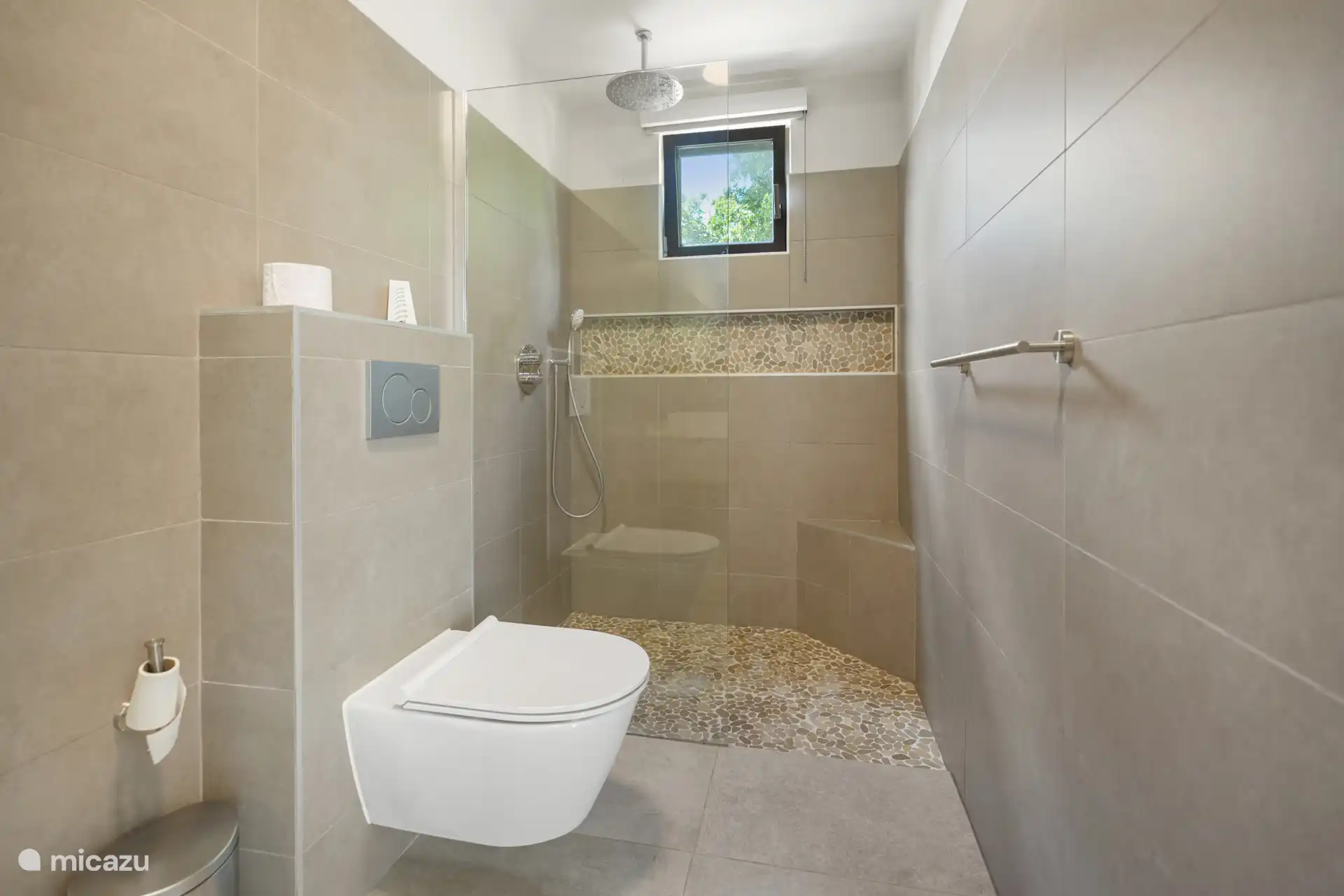 Douche à l’italienne 
Toilette suspendue
Sèche-cheveux 
Lavabo avec miroir