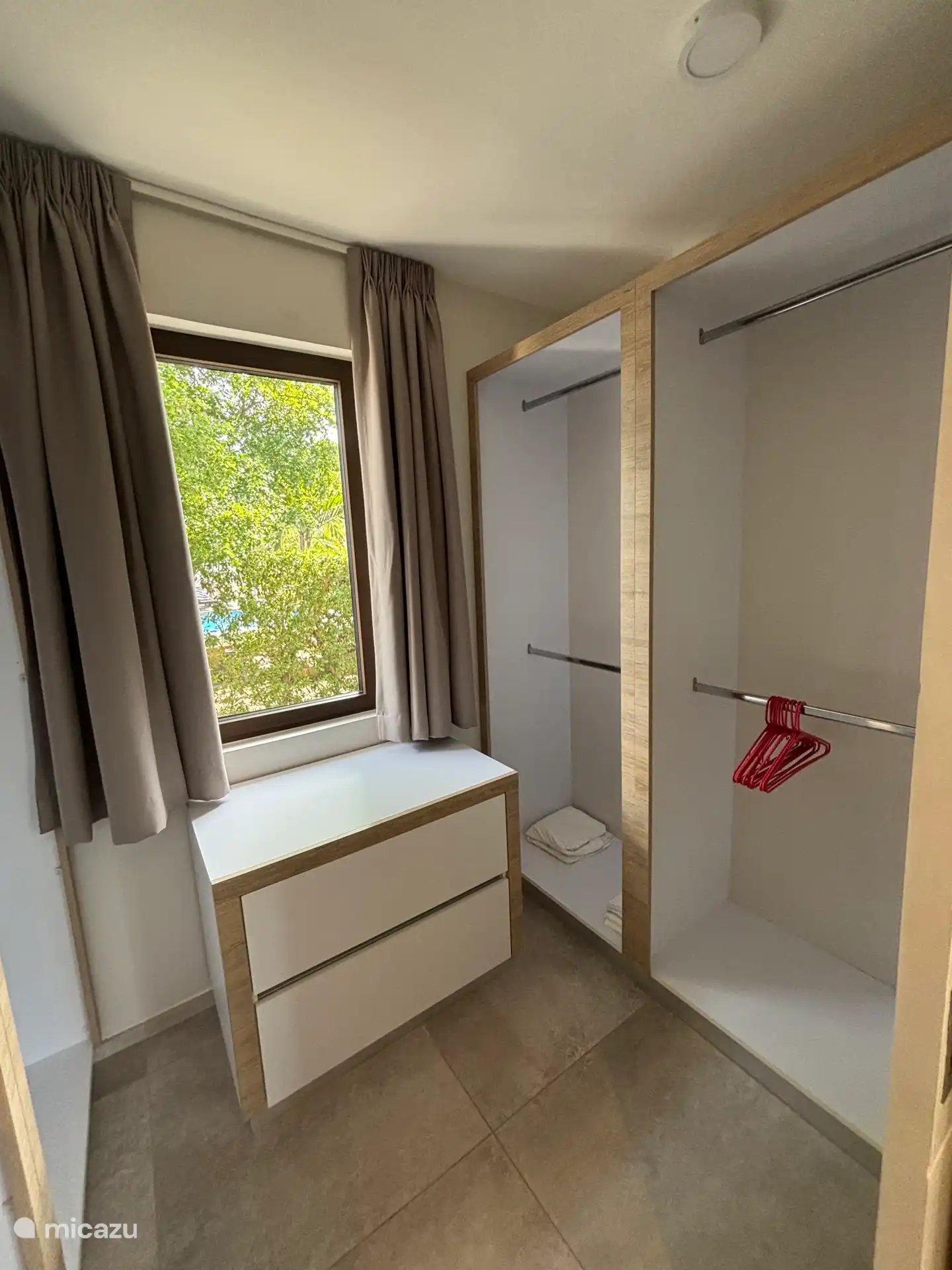 Le dressing / des deux côtés du maître a cette disposition. 