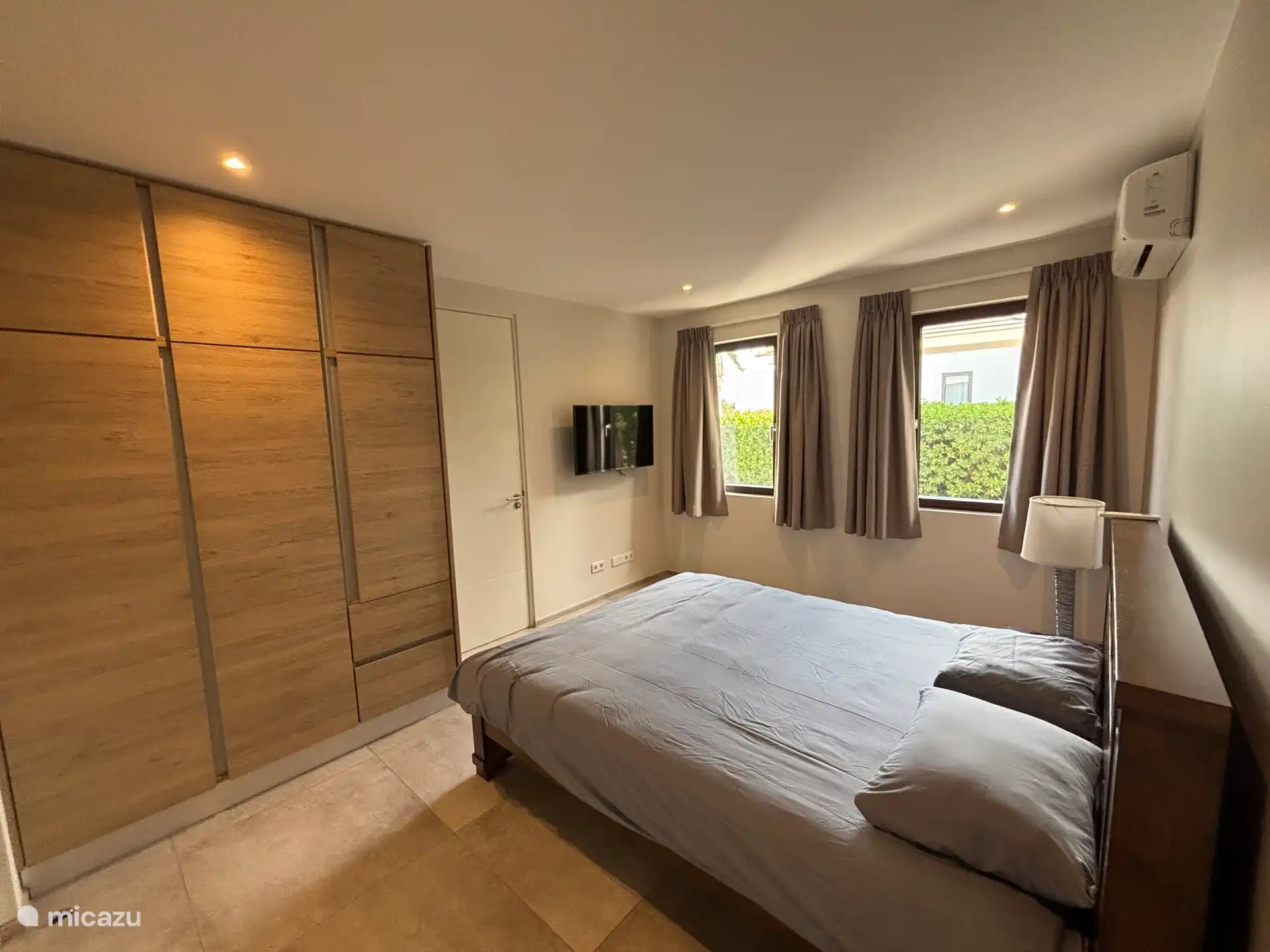 Chambre 2 
Lit Queen
TÉLÉ
Climatisation 
Armoire spacieuse
Salle de bain adjacente à la chambre 