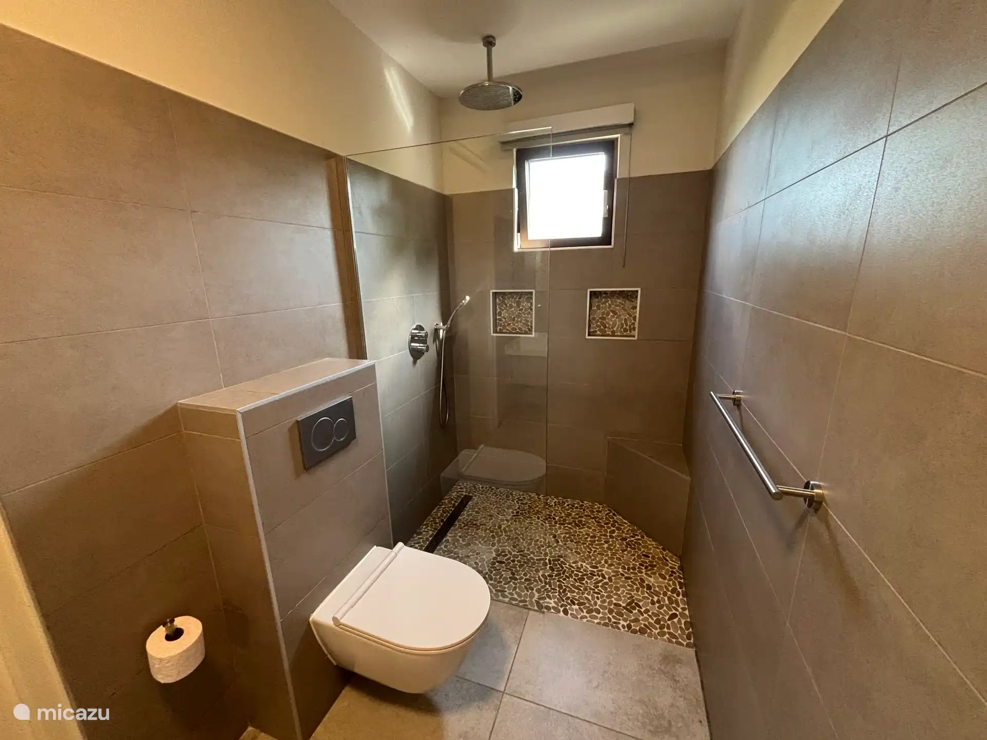 Salle de bain avec douche à l’italienne 
Toilette suspendue
Lavabo avec miroir
Sèche-cheveux 