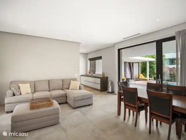 Location de Vacances Curaçao, Banda Ariba (est), Jan Sofat, villa - Villa exclusive avec piscine privée Salon spacieux 
Table à manger 6 chaises
Télévision intelligente
Climatisation
