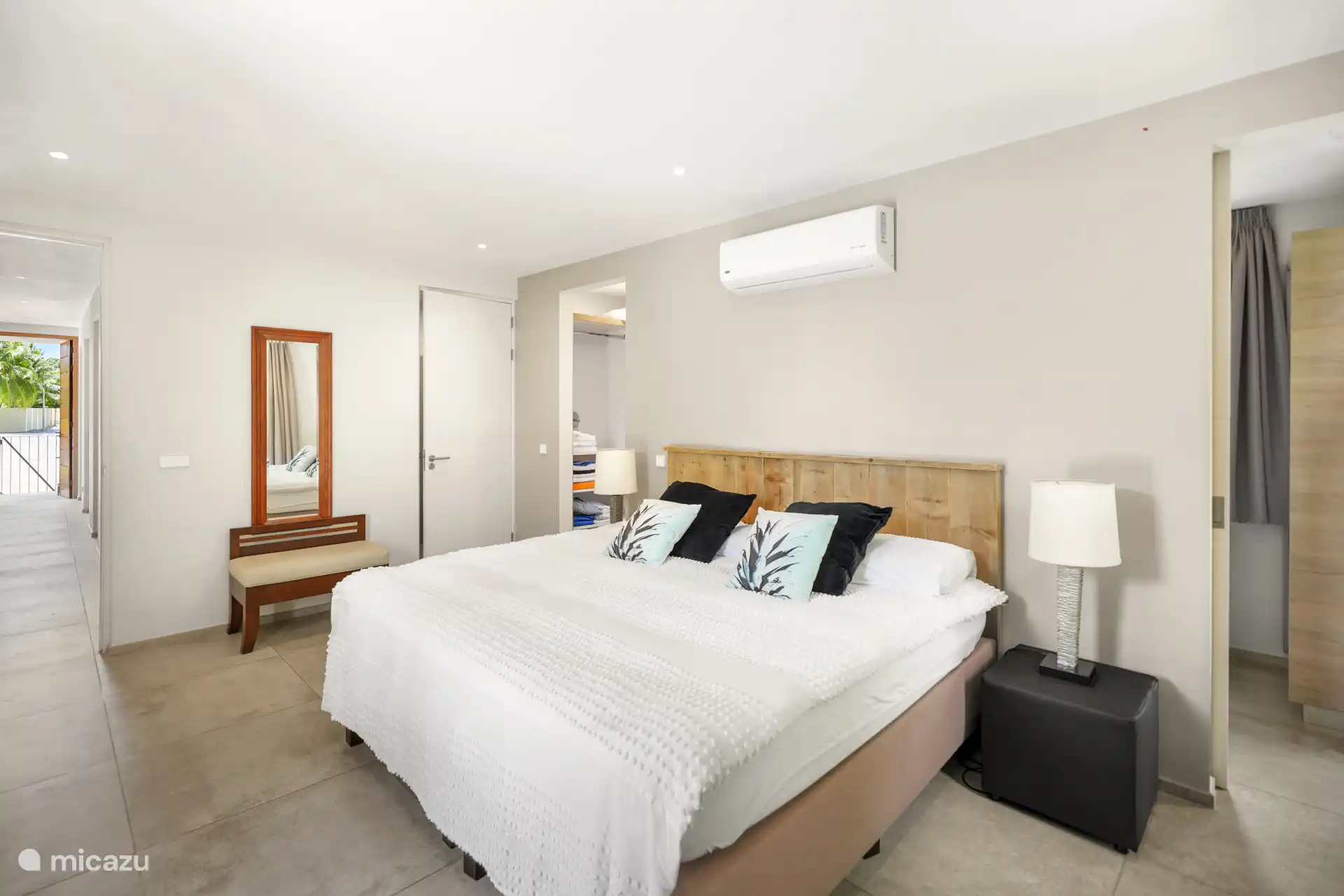 Chambre des maîtres
Matelas king-size
Walk-in des deux côtés du lit
Salle de bain privée
Climatisation 
Accès à la terrasse
Télévision 