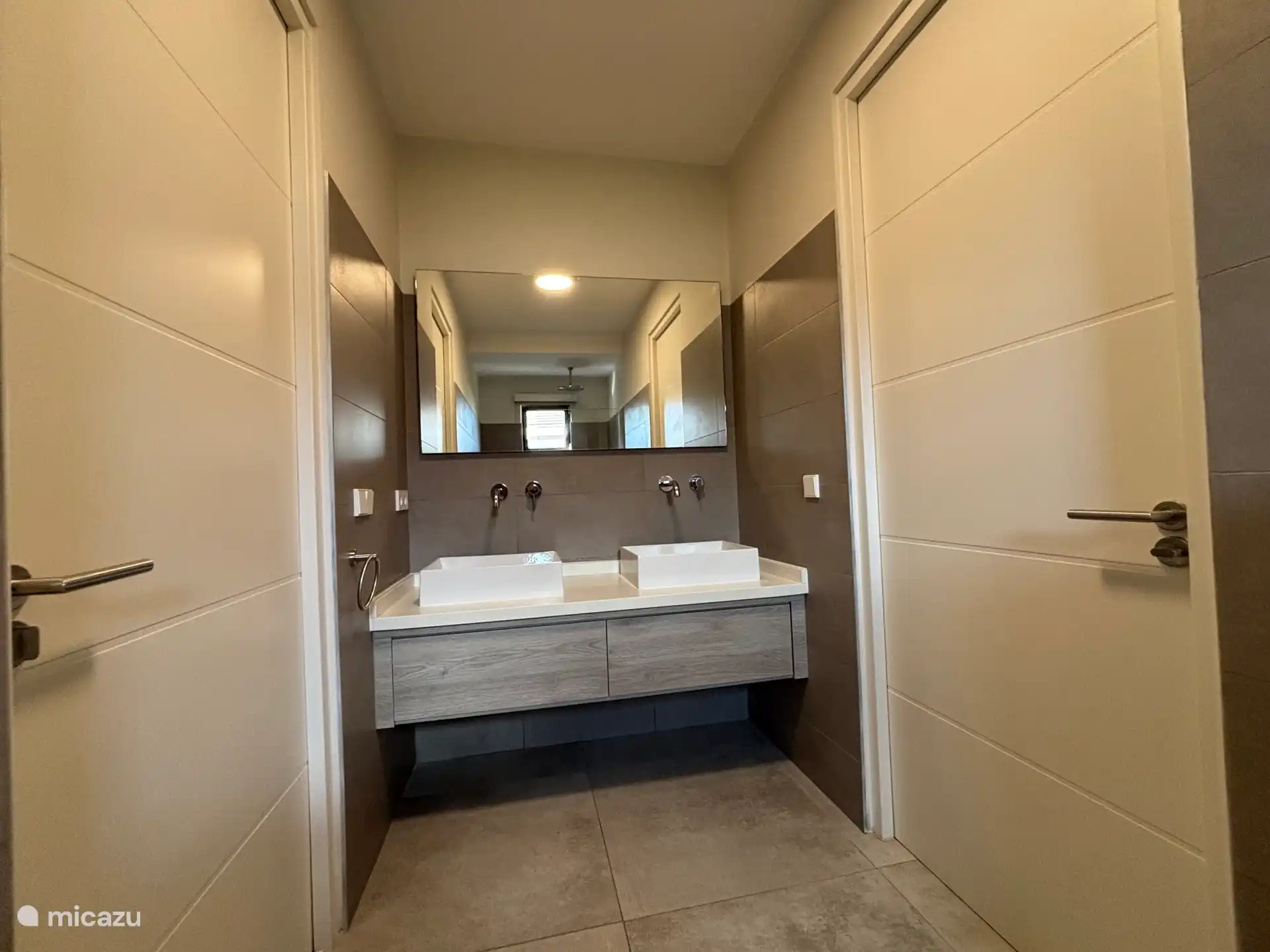 Salle de bain 2 adjacente à la chambre 2/3

Douche à l’italienne 
Évier double 
Toilette suspendue

La salle de bain/chambre peut être complètement fermée pour plus d’intimité.