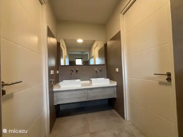 Location de Vacances Curaçao, Banda Ariba (est), Jan Sofat, villa - Villa exclusive avec piscine privée Salle de bain 2 adjacente à la chambre 2/3
Douche à l’italienne 
Évier double 
Toilette suspendue
La salle de bain/chambre peut être complètement fermée pour plus d’intimité.
