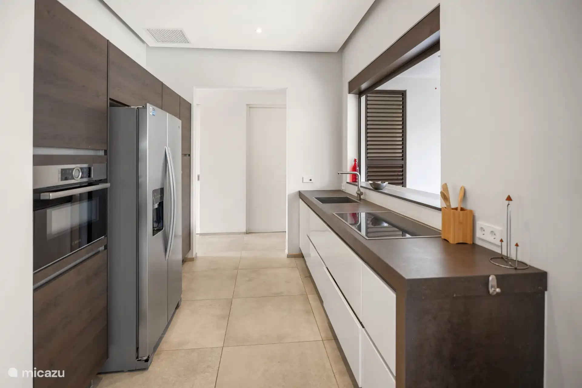 Cuisine entièrement équipée avec tout le nécessaire 

Cafetière
Four double
Combiné réfrigérateur-congélateur 
Bouilloire
Plaque à induction 
Réservoir d’eau dans le réfrigérateur pour l’eau froide/douce et la glace.