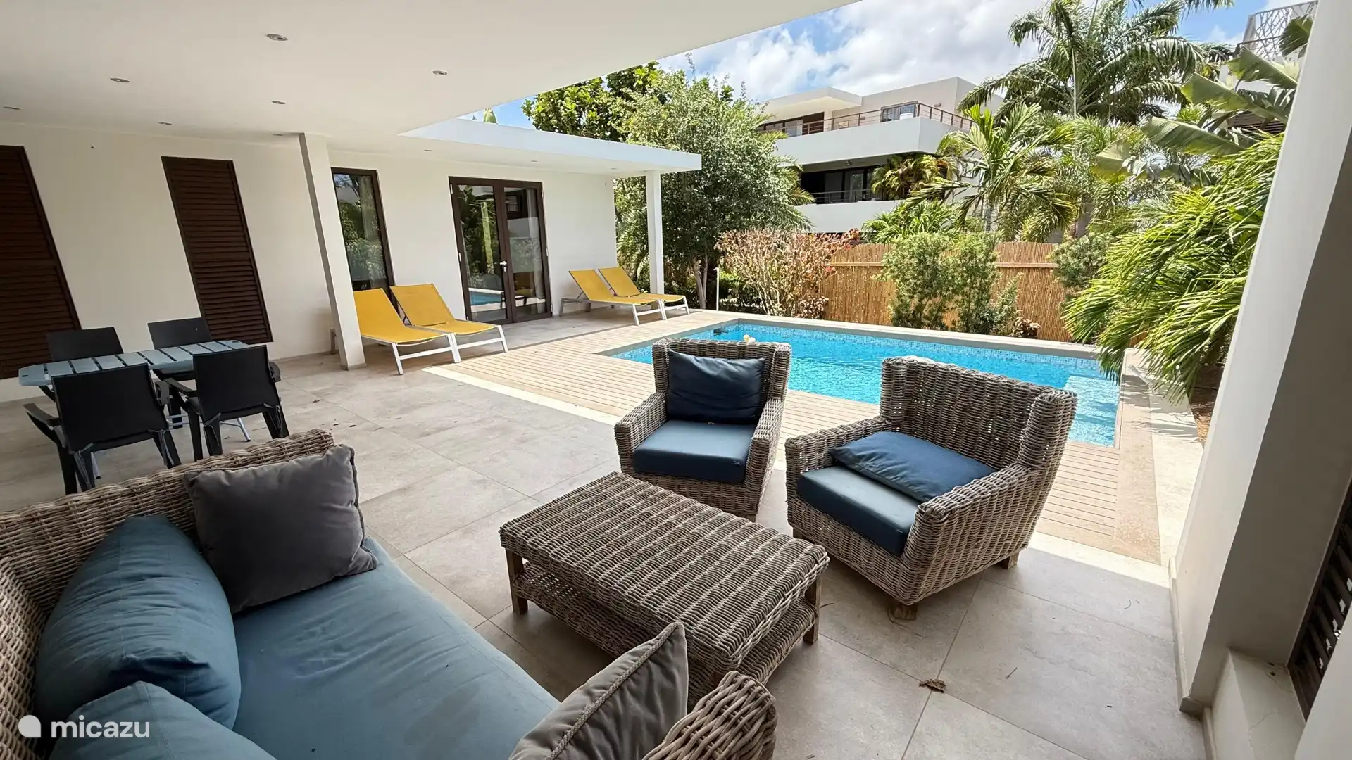Ensemble de salon
Chaises longues
Piscine privée entourée d’un jardin tropical 