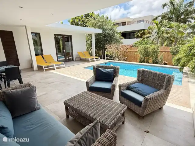 Location de Vacances Curaçao, Banda Ariba (est), Jan Sofat, villa - Villa exclusive avec piscine privée Ensemble de salon
Chaises longues
Piscine privée entourée d’un jardin tropical