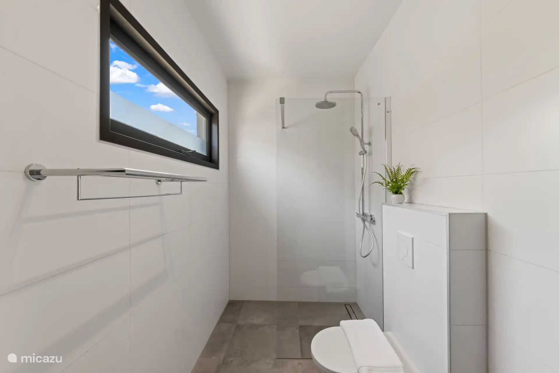 Schönes Badezimmer mit Regendusche, WC und Doppelwaschbecken