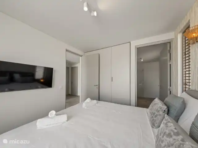 Villa Jazmyn 31 Blue Bay Resort | Curaçao, Curaçao-Centre, Blue Bay - villa Chambre principale avec lit double, salle de bain privée, TV, armoire et climatisation.