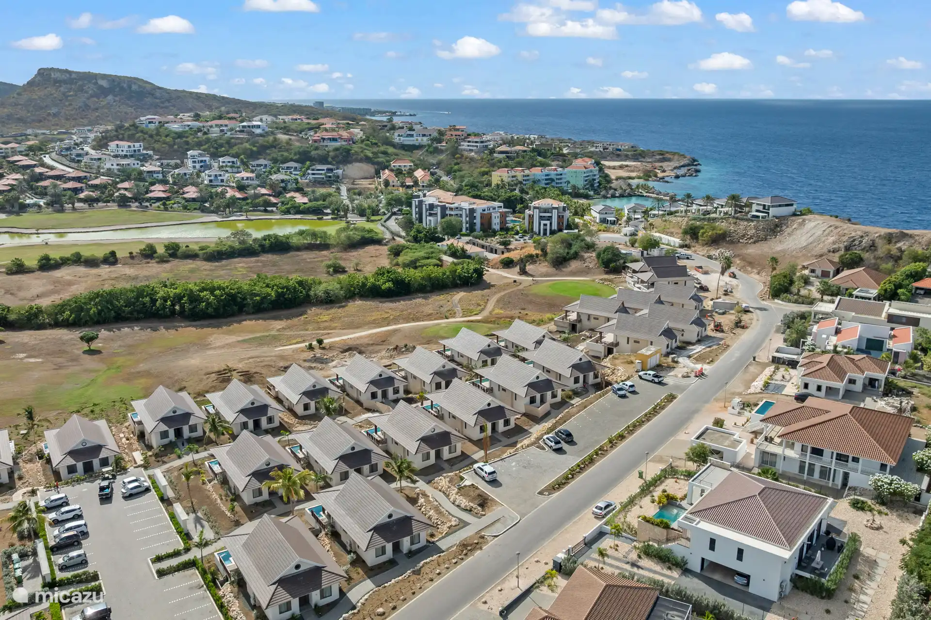 Nur wenige Gehminuten vom Strand entfernt. Viele kostenlose Parkplätze vor der Tür.