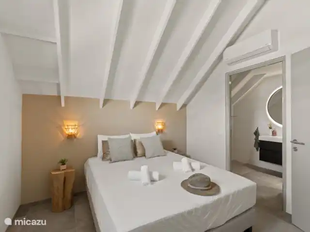 Villa Jazmyn 31 Blue Bay Resort | Curaçao, Curaçao-Centre, Blue Bay - villa Chambre 3 au premier étage avec lit double, salle de bain privée, TV, armoire et climatisation.