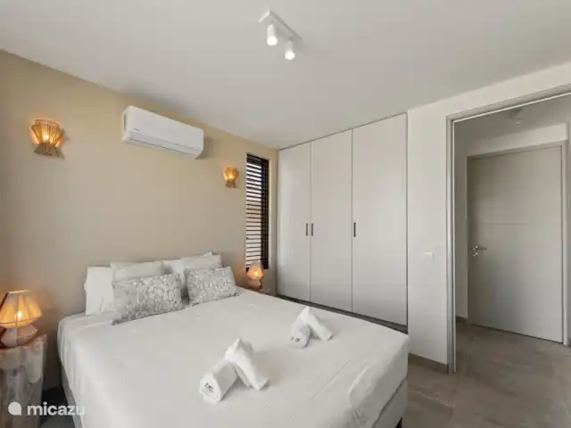 Villa Jazmyn 31 Blue Bay Resort | Curaçao, Curaçao-Centre, Blue Bay - villa Chambre 2 avec lit double, salle de bain privée, TV, armoire et climatisation.