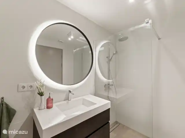 Villa Jazmyn 31 Blue Bay Resort | Curaçao, Curaçao-Centre, Blue Bay - villa Belle salle de bain, avec douche à effet pluie, toilettes et lavabo spacieux