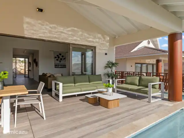 Villa Jazmyn 31 Blue Bay Resort | Curaçao, Curaçao-Centre, Blue Bay - villa Grand porche couvert, qui prolonge l’espace de vie vers l’extérieur et offre une belle vue.