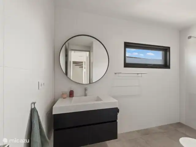 Villa Jazmyn 31 Blue Bay Resort | Curaçao, Curaçao-Centre, Blue Bay - villa Belle salle de bain, avec douche à effet pluie, toilettes et lavabo spacieux