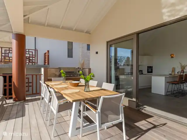 Villa Jazmyn 31 Blue Bay Resort | Curaçao, Curaçao-Centre, Blue Bay - villa Grâce aux grandes portes coulissantes, l’espace de vie décloisonné s’intègre parfaitement dans cet espace extérieur, offrant ainsi une expérience de vie ultime dans les Caraïbes.