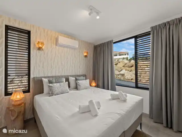 Villa Jazmyn 31 Blue Bay Resort | Curaçao, Curaçao-Centre, Blue Bay - villa Chambre principale avec lit double, salle de bain privée, TV, armoire et climatisation.