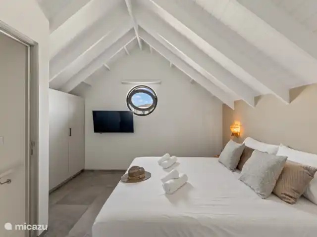 Villa Jazmyn 31 Blue Bay Resort | Curaçao, Curaçao-Centre, Blue Bay - villa Chambre 3 au premier étage avec lit double, salle de bain privée, TV, armoire et climatisation.