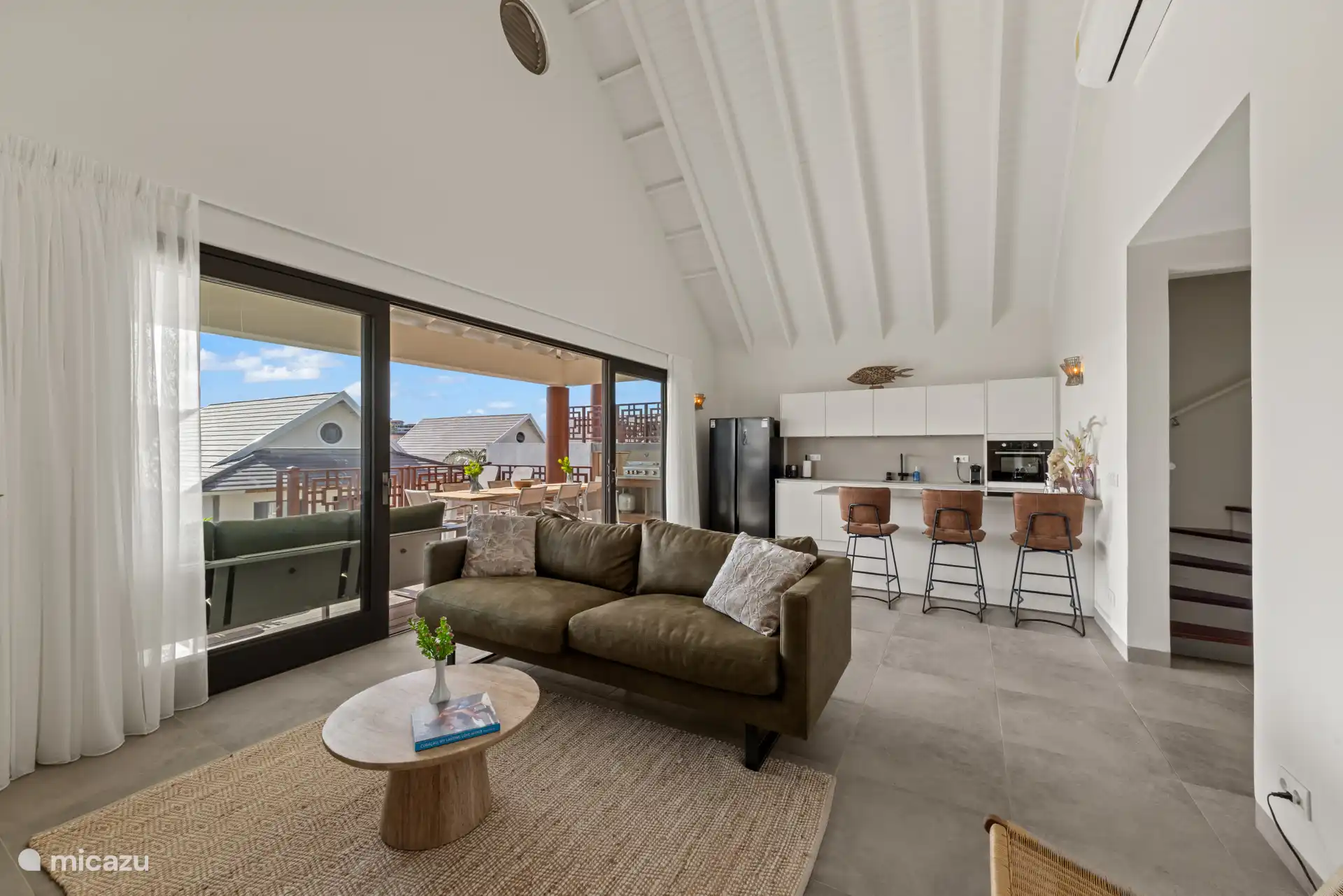 Geräumiges Wohnzimmer mit bequemem Sofa.