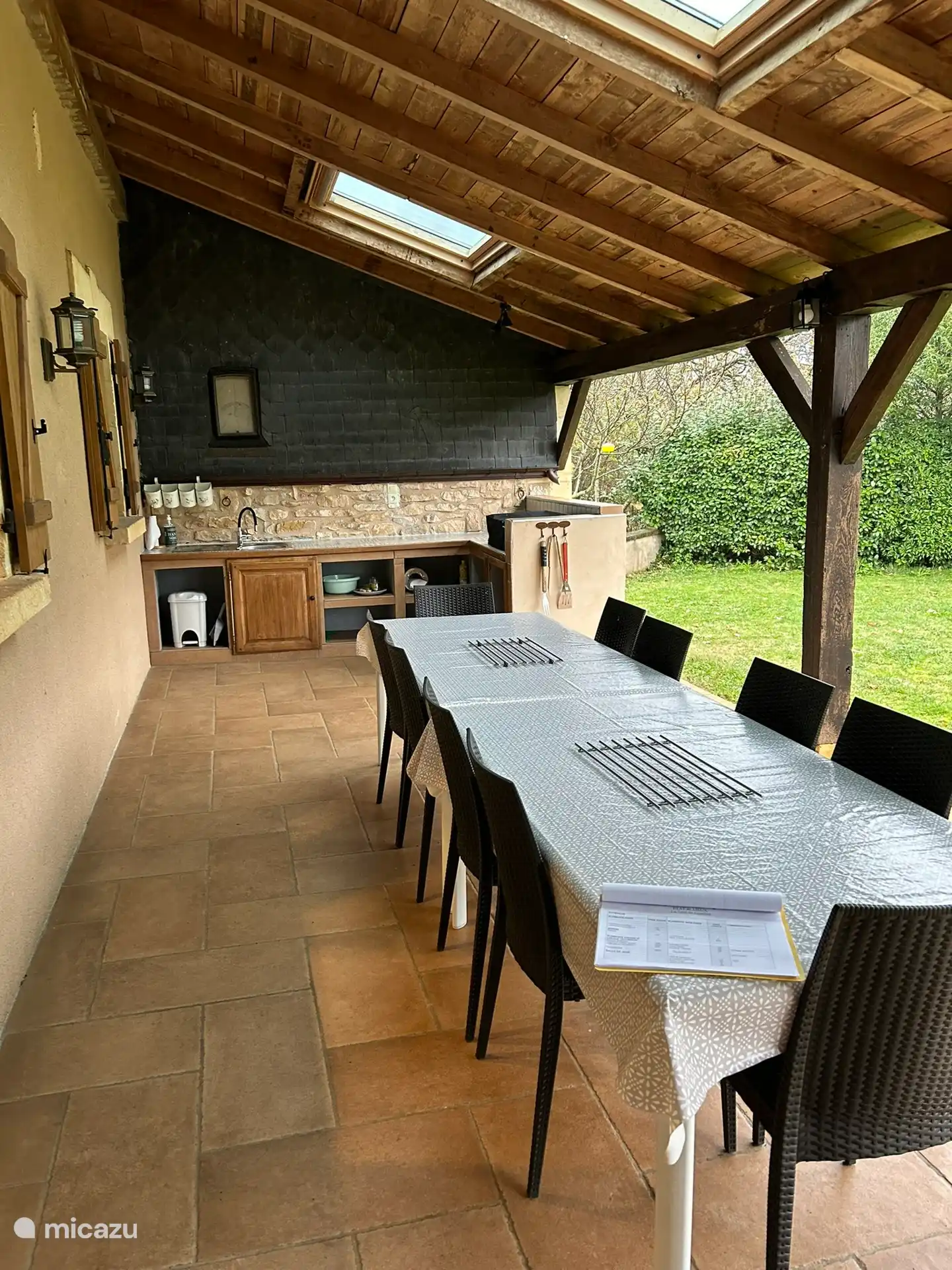 Terrasse avec cuisine extérieure
