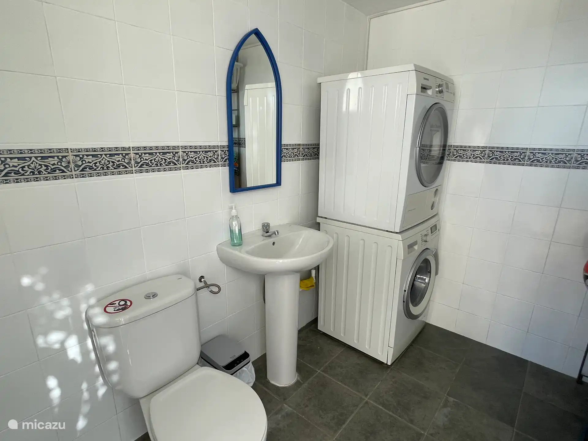 Aseo Lavndería con Lavadora y Secadora.