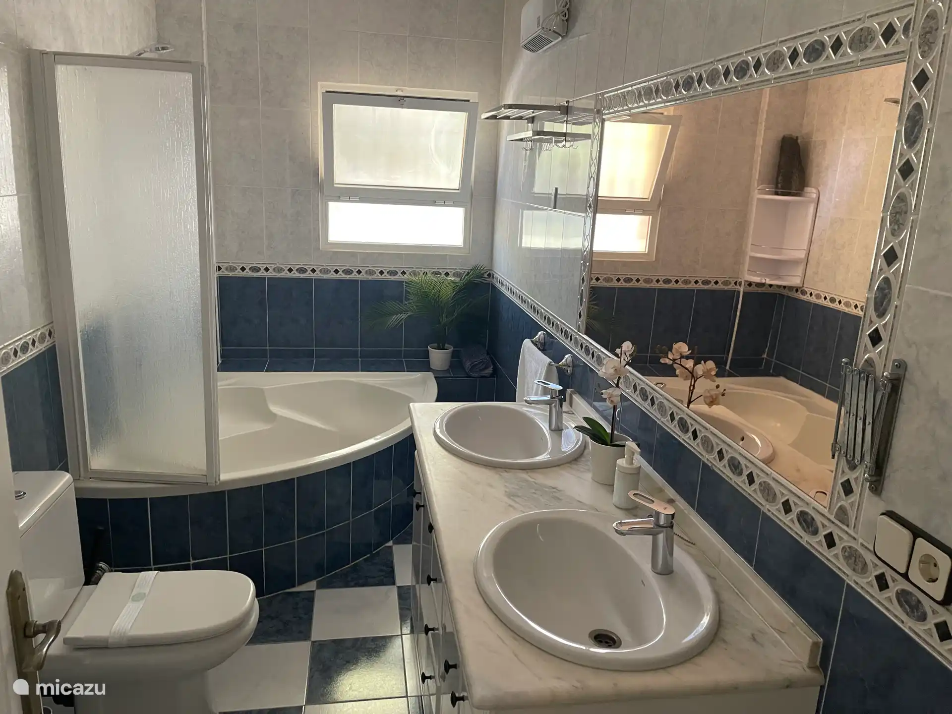 Cuarto de baño con bañera y bidé