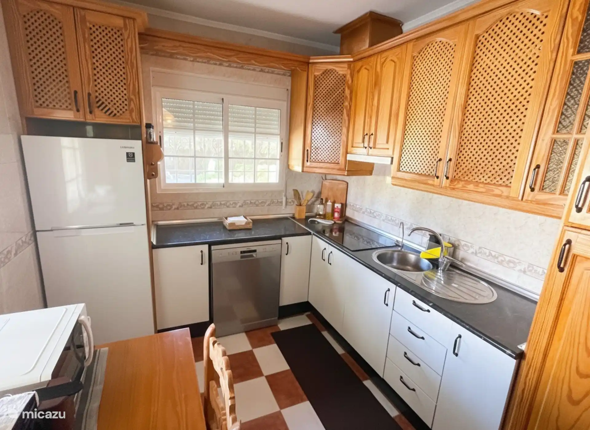 Cocina Cordobesa, con Horno, Micro ondas, Cafetera, Lavavajillas, Vitrocerámica y Nevera con Congelador. Completa 100%