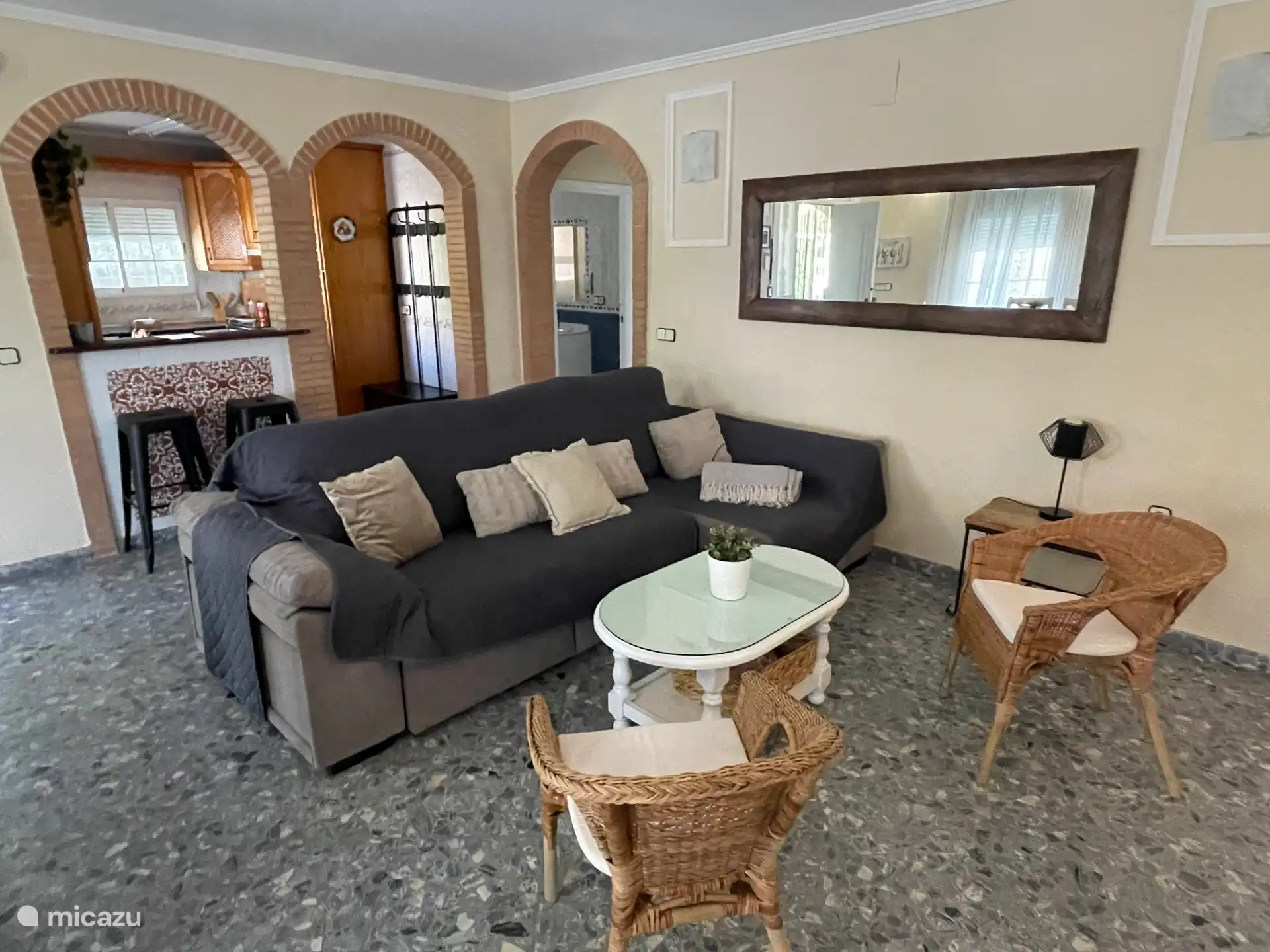 Salón con cocina abierta y diseño Cordobés