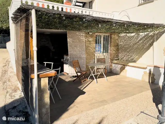 Location de Vacances Espagne, Andalousie, Córdoba, villa -  Villa de Lola Espace barbecue et accès aux toilettes de la piscine