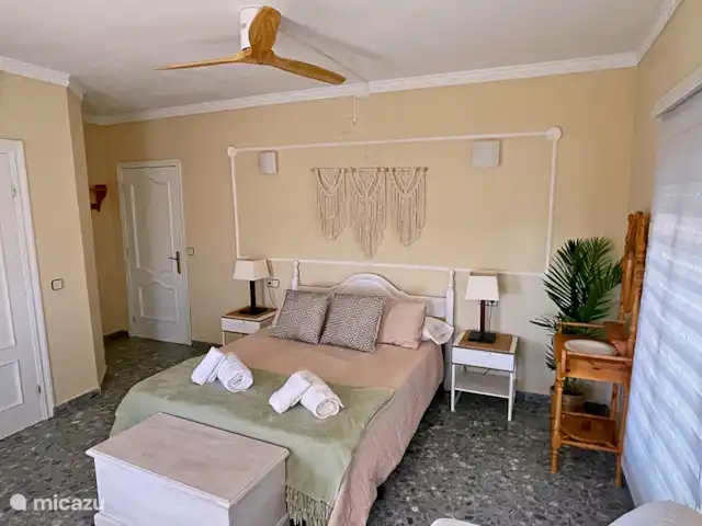 Location de Vacances Espagne, Andalousie, Córdoba, villa -  Villa de Lola Chambre 1, avec grande armoire, climatisation, ventilateur, TV, coffre-fort et un petit canapé-lit.