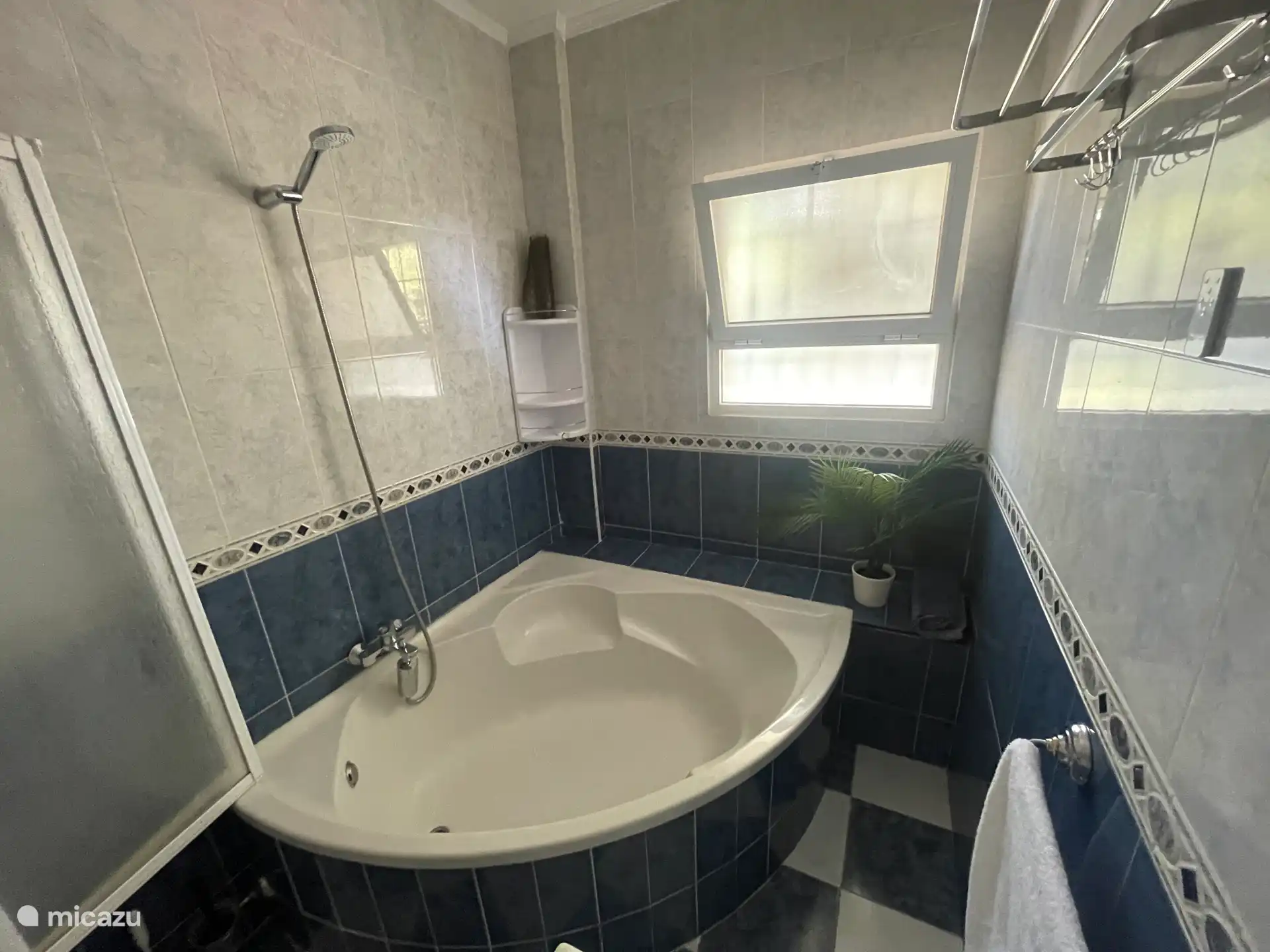 Bañera cómoda con asiento.