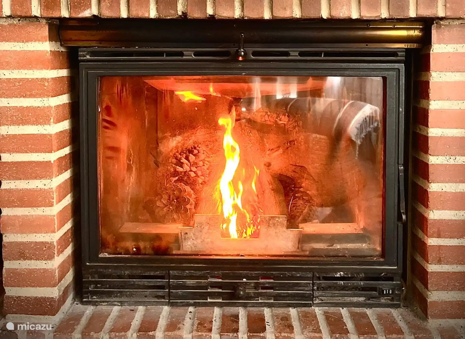 Calor natural de hogar en invierno romántico