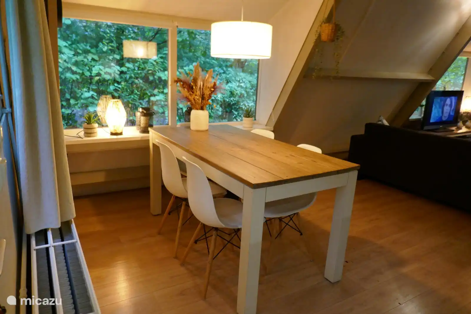 Heller Essbereich mit Blick ins Grüne, moderne Möbel. Perfekt zum Entspannen nach einem Tag im Freien.