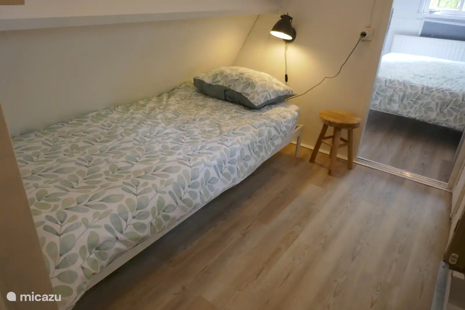 Der 5. Schlafplatz; Ein geräumiges Einzelbett auf dem Treppenabsatz. Ausgestattet mit Nachtlicht.