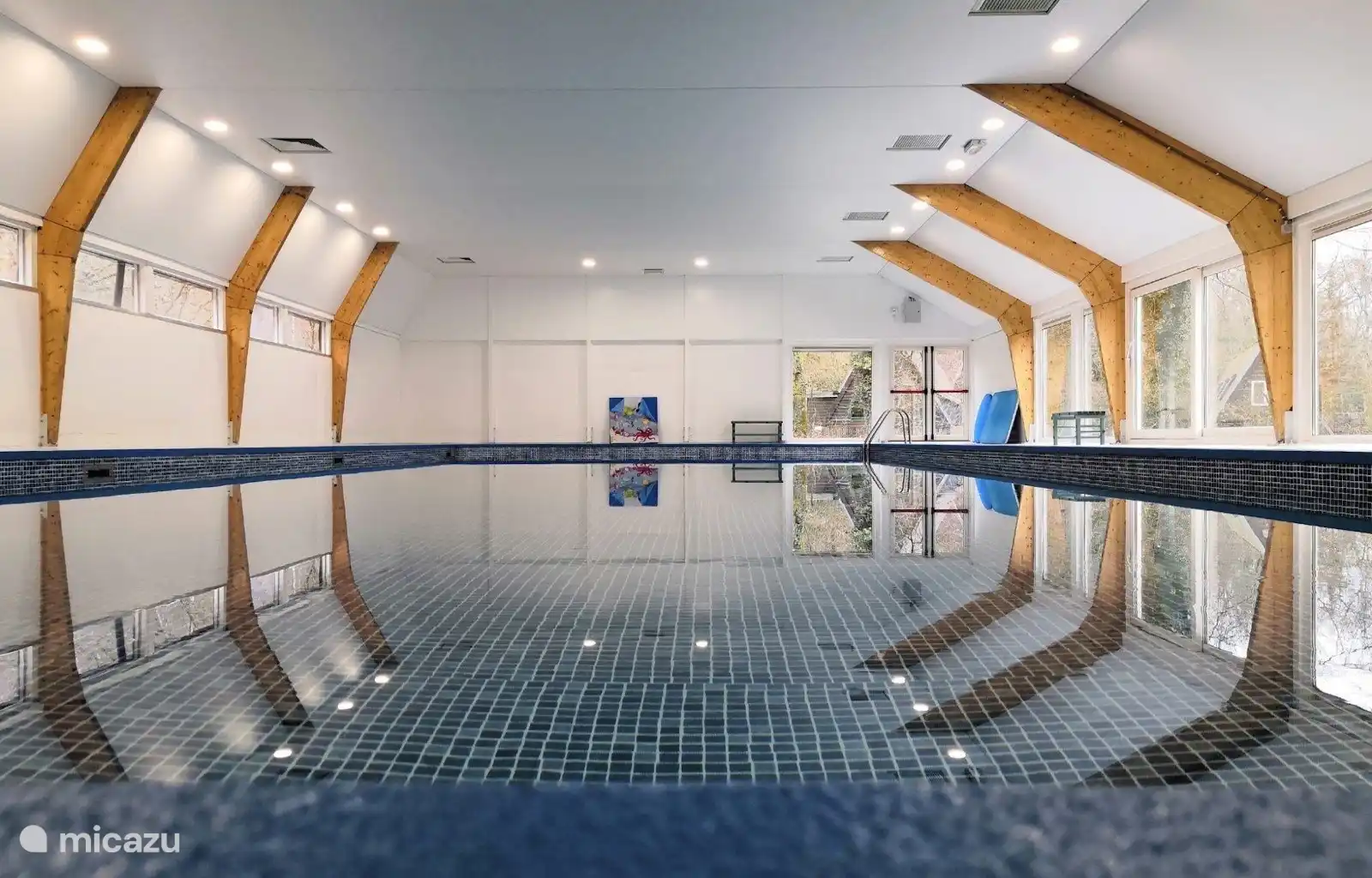 Modernes Hallenbad mit Ruhebereichen. Ideal für Spaß und Entspannung, egal bei welchem Wetter.