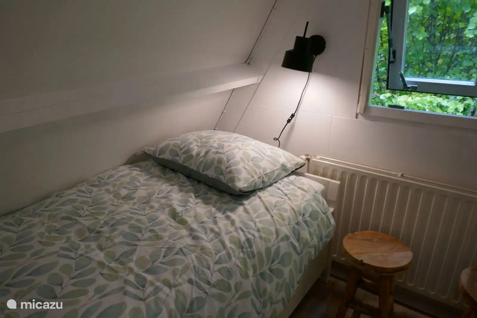 Gemütliches Zimmer mit zwei Betten, offenem Fenster und Blick ins Grüne. Perfekt für Kinder, Freunde oder Familie.