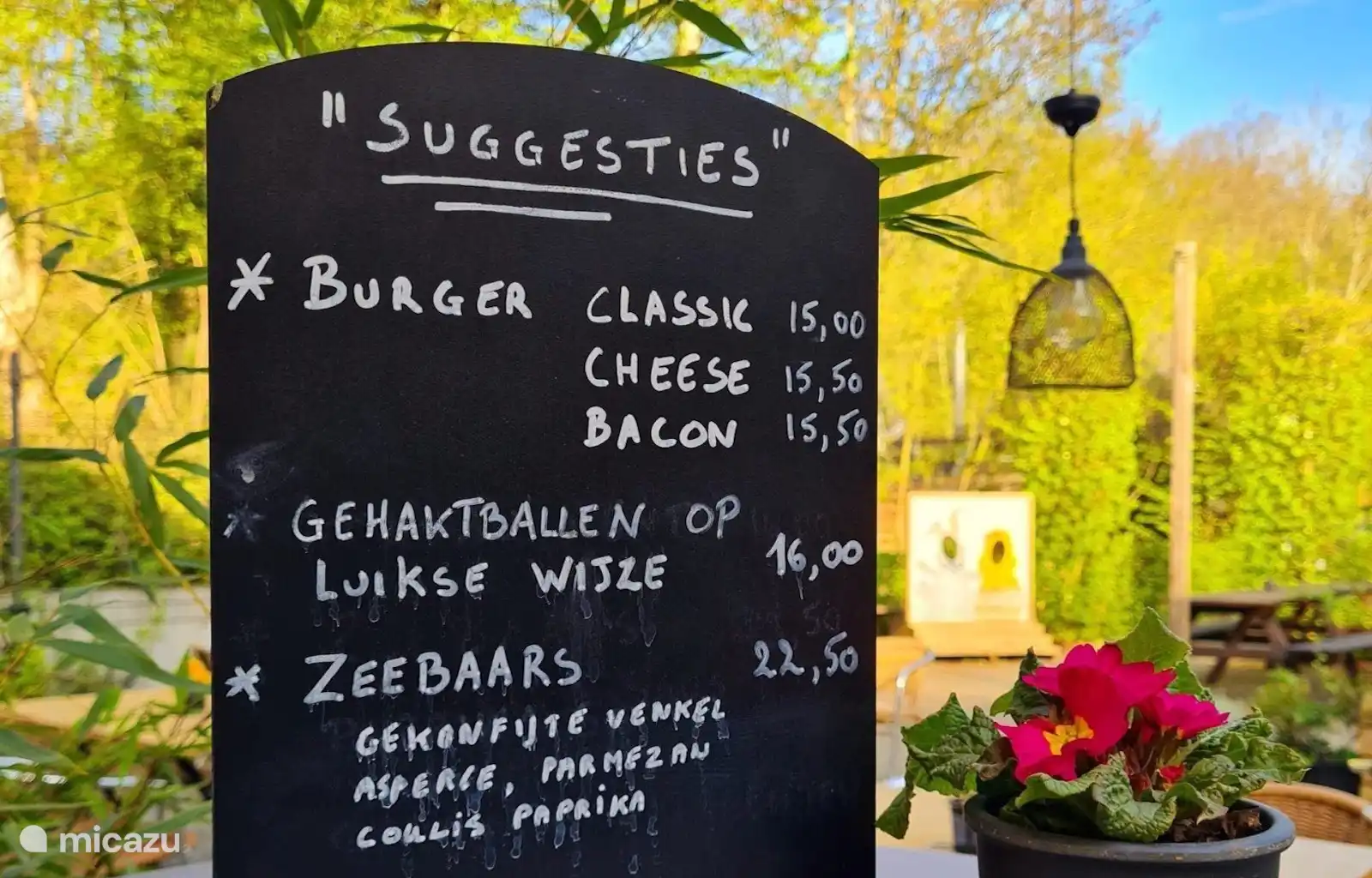 Köstliches Essen in der Natur auf einer attraktiven Terrasse mit modernem Look und entspannender grüner Umgebung.