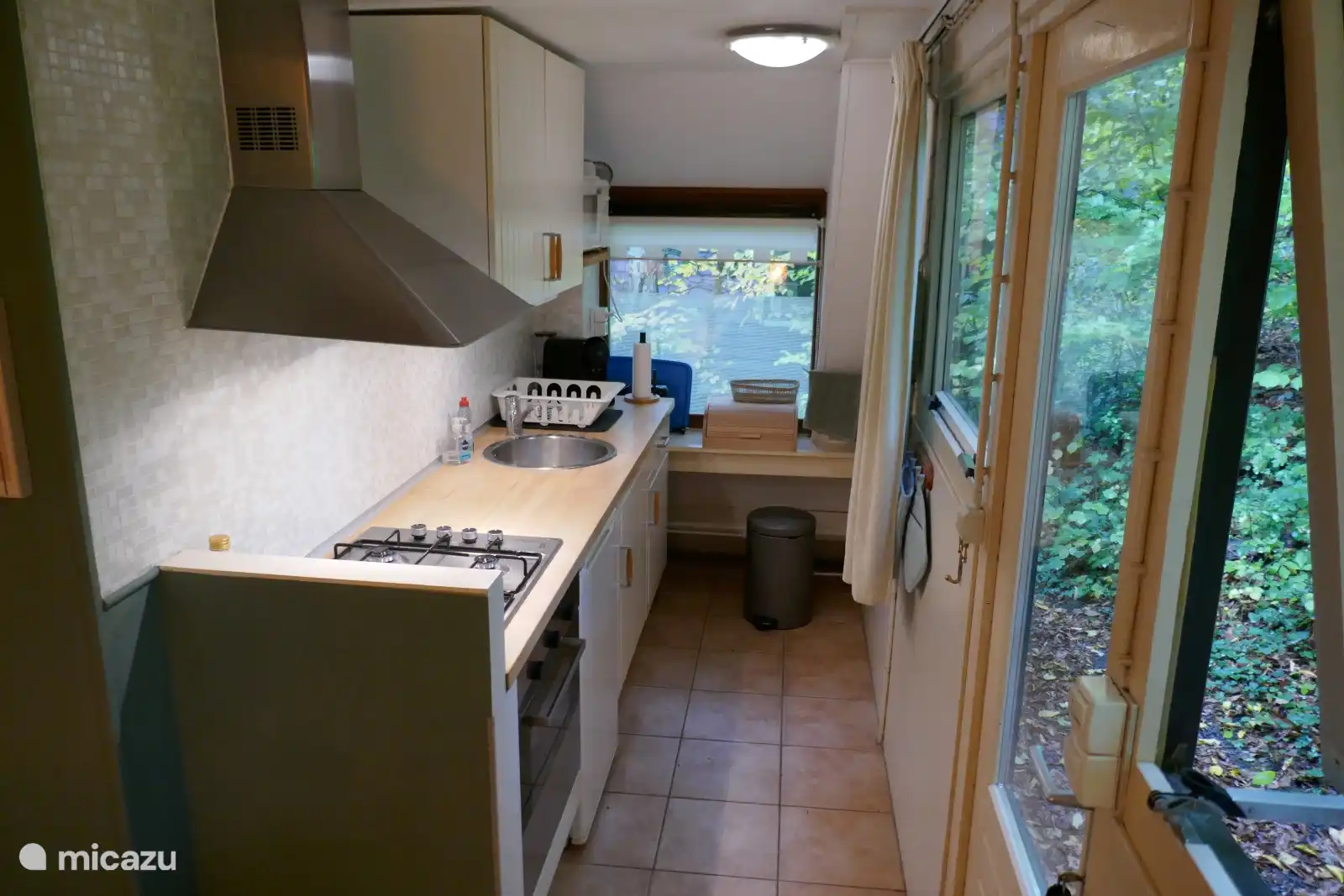 Elegante Küche mit Blick in die Natur. Ideal für alle, die es lieben, in einer modernen, ruhigen Umgebung zu kochen. Mit Nespresso, Backofen, Mikrowelle, Wasserkocher etc.